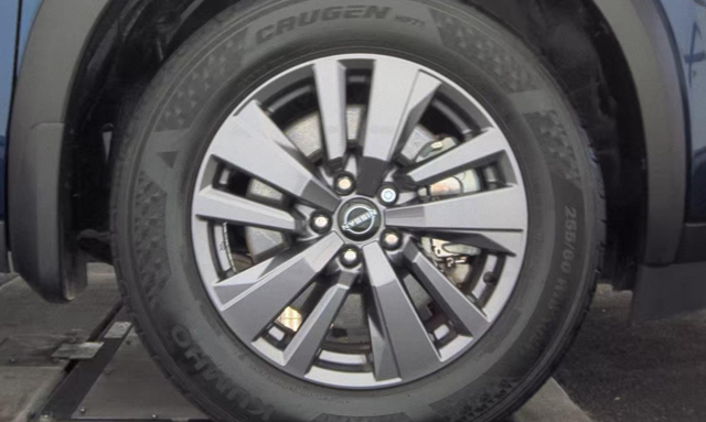 2024 Nissan Pathfinder SV