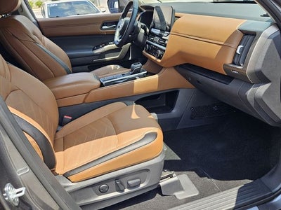 2025 Nissan Pathfinder Platinum